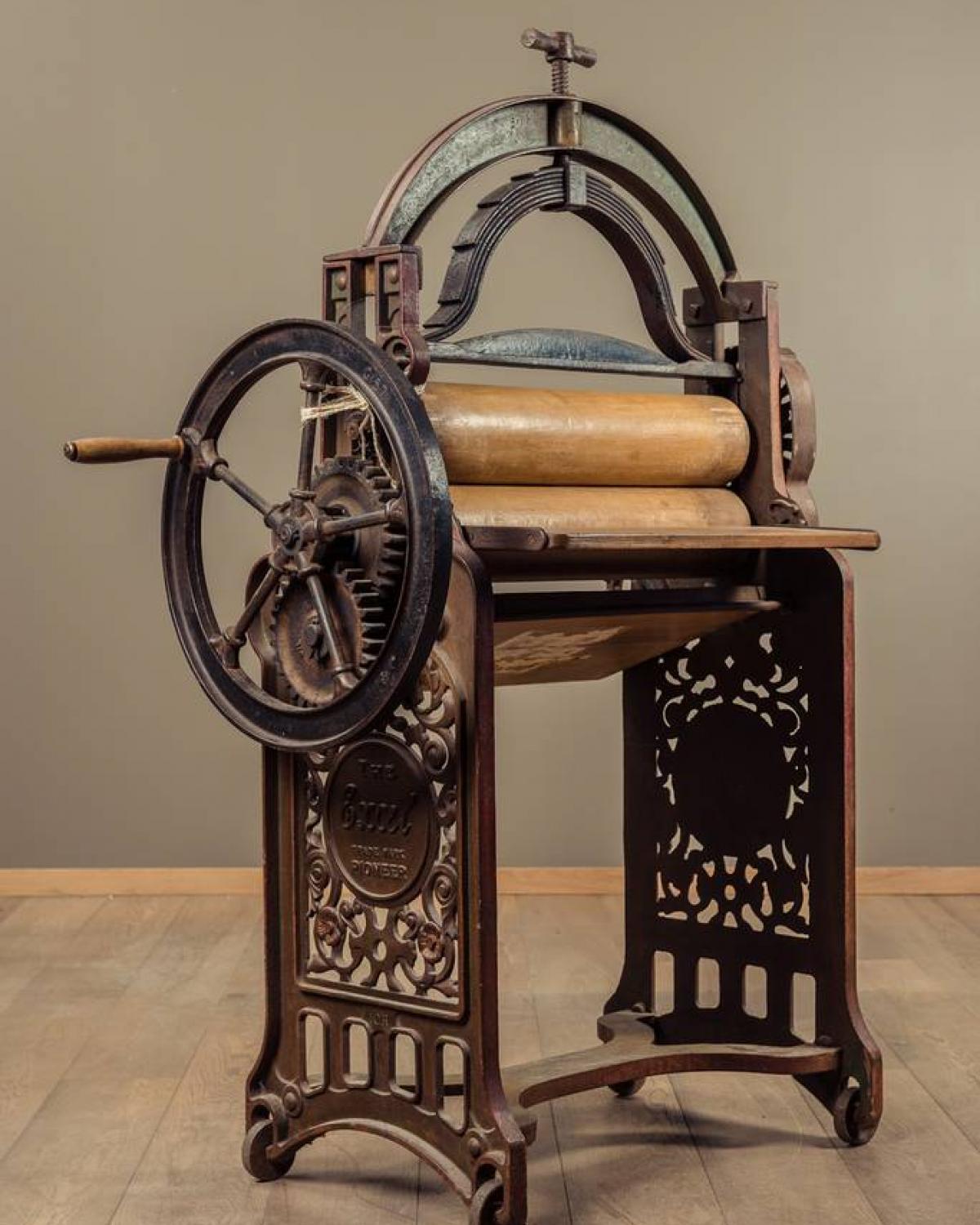 Hand wringer C. 1900 (1 of 4)