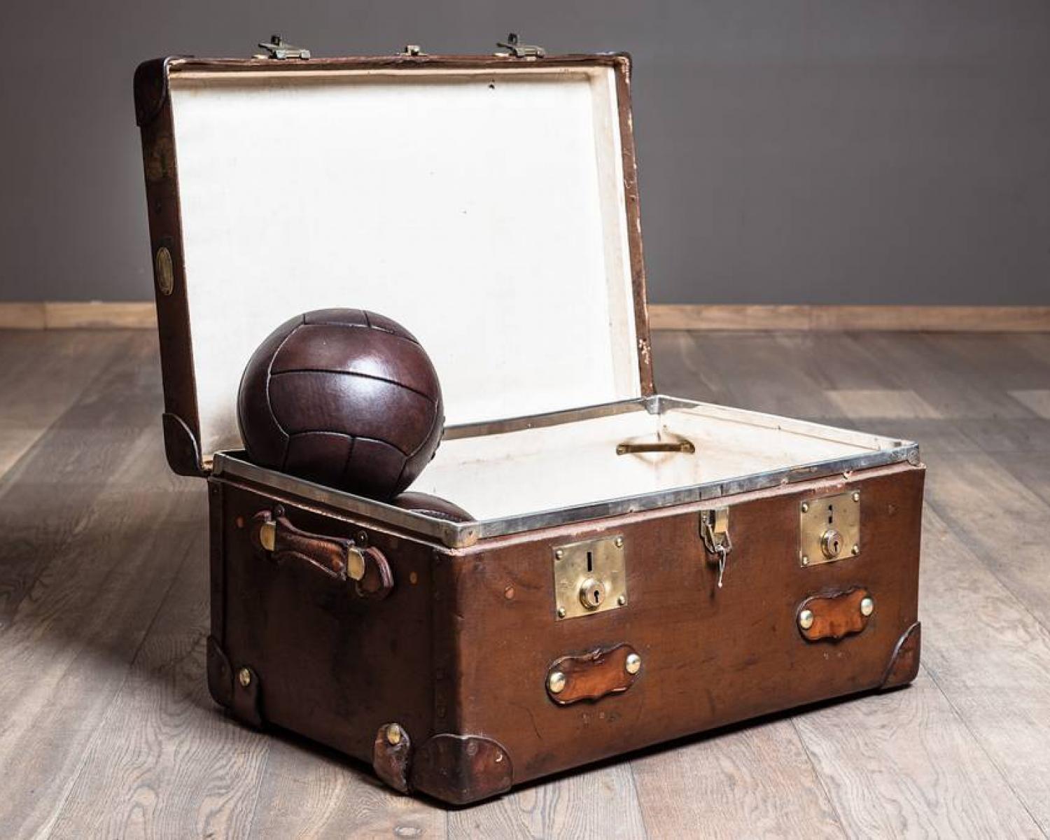 Vintage Featherweight trunk (1 of 1)