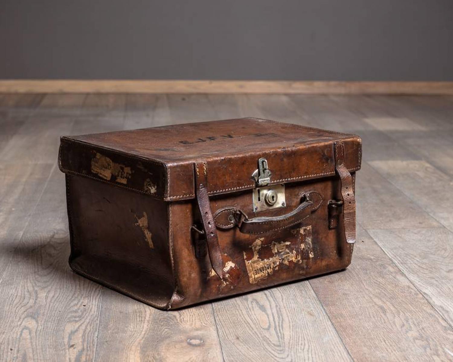 Hat box E.J.F.V. (1 of 1)