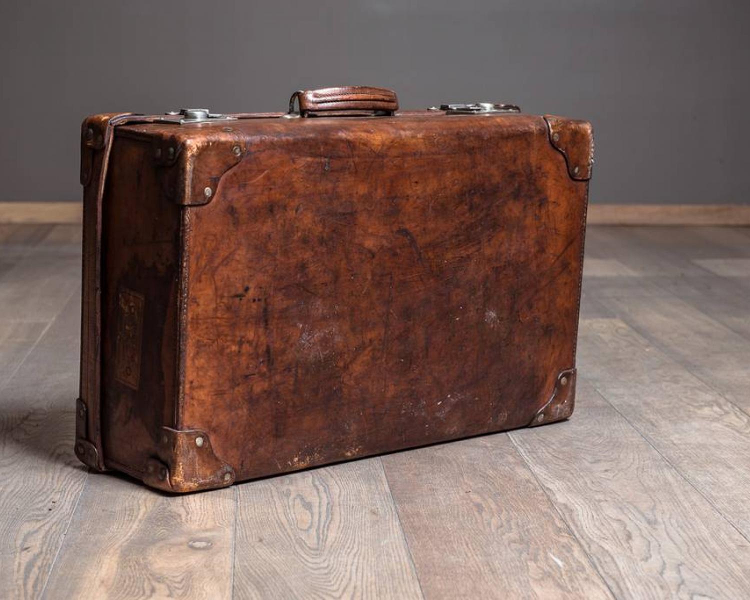 Suitcase with a White Line Star label (1 of 1)