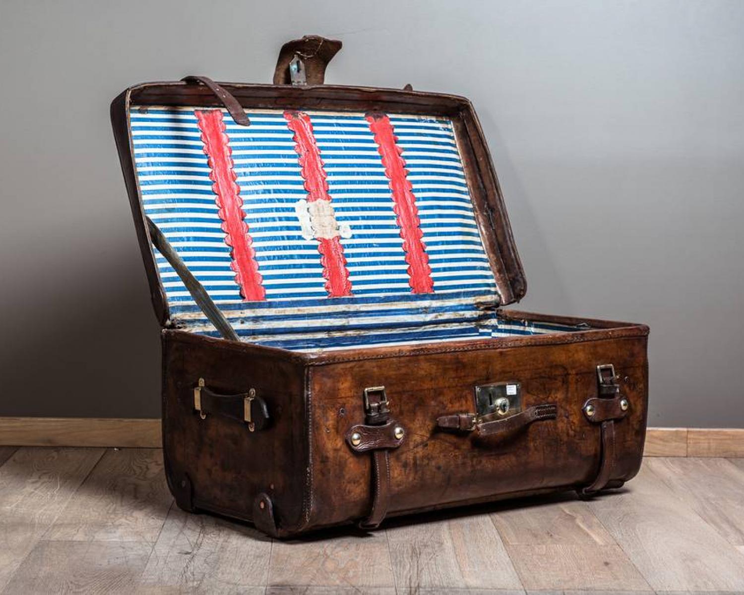 Leather trunk V.S.B. (1 of 2)