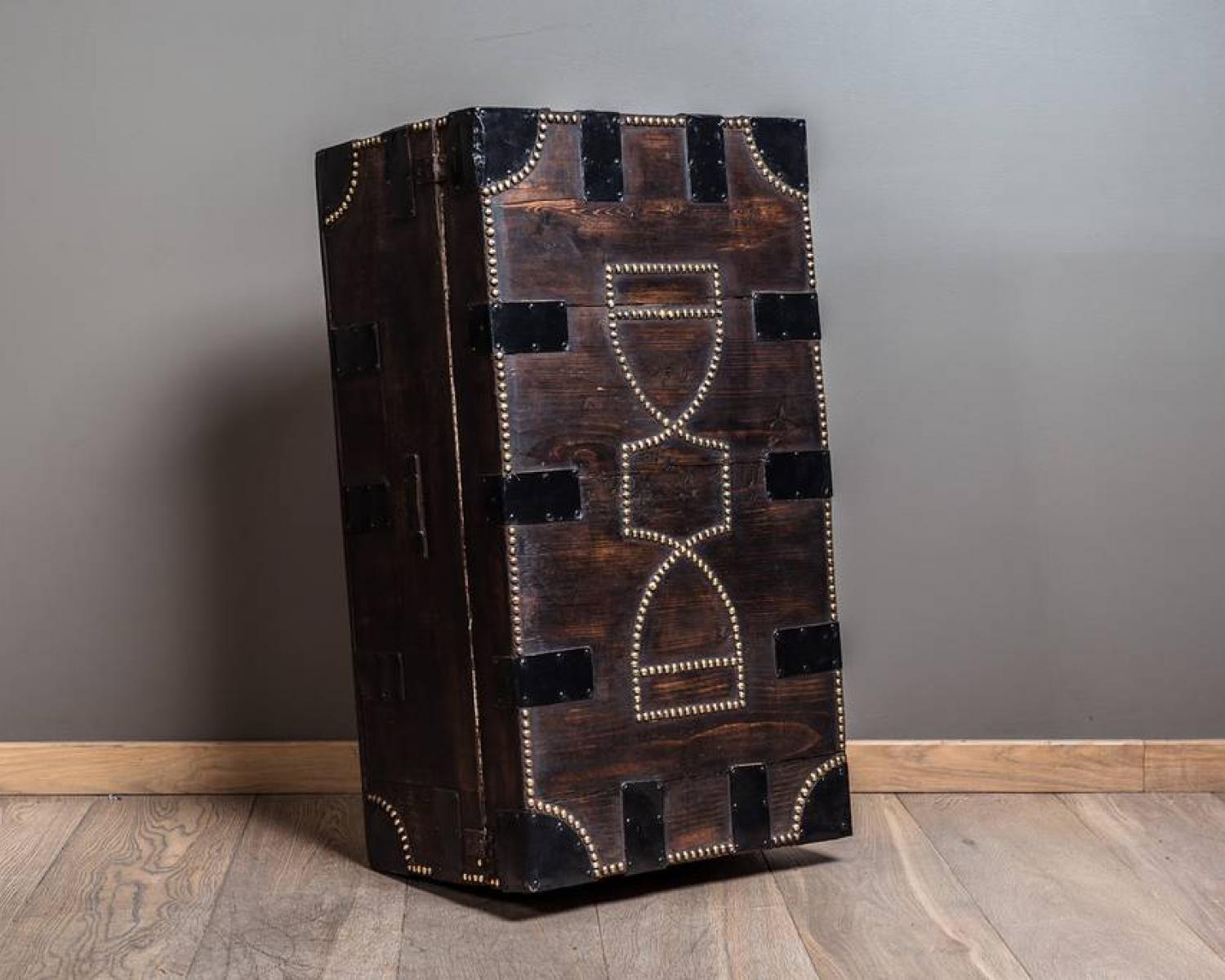 Wooden trunk (1 of 5)