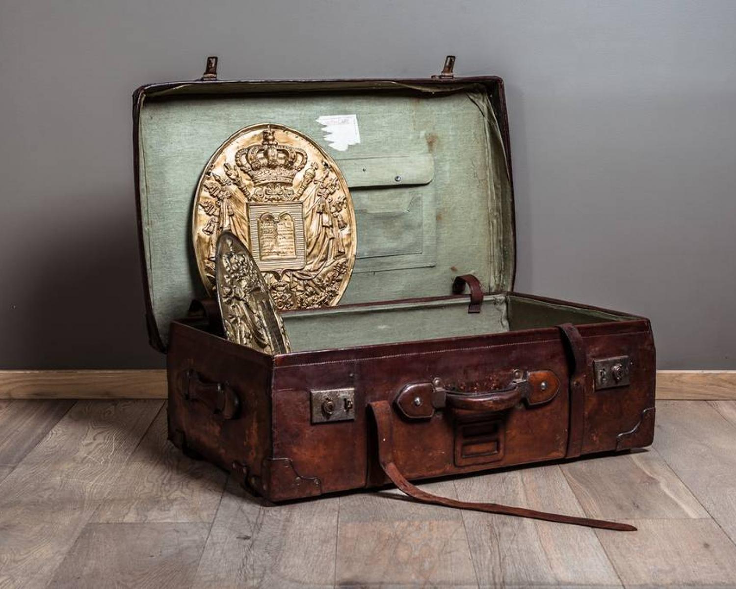 Vintage leather trunk 1920 (1 of 1)