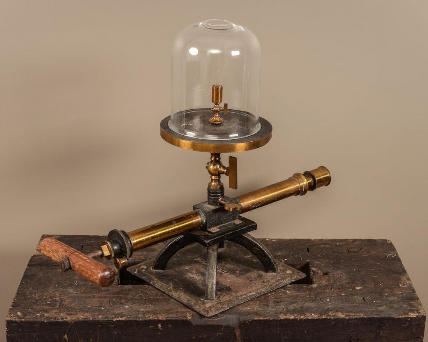 Vacuum pump C. 1850 (1 of 1)