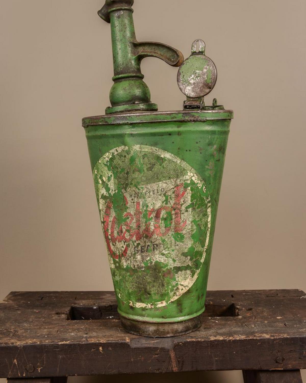 Oil pump CASTROL (1 of 1)