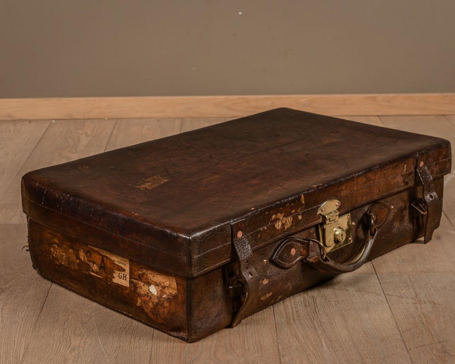 Nice suitcase 1900 (1 of 1)