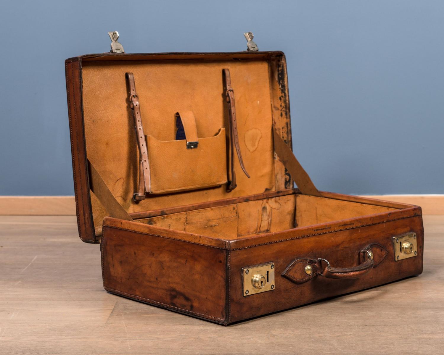 Leather suitcase G.V. (1 of 1)