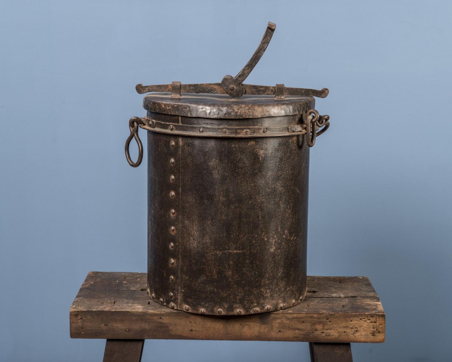 Antique cast iron can (1 of 1)