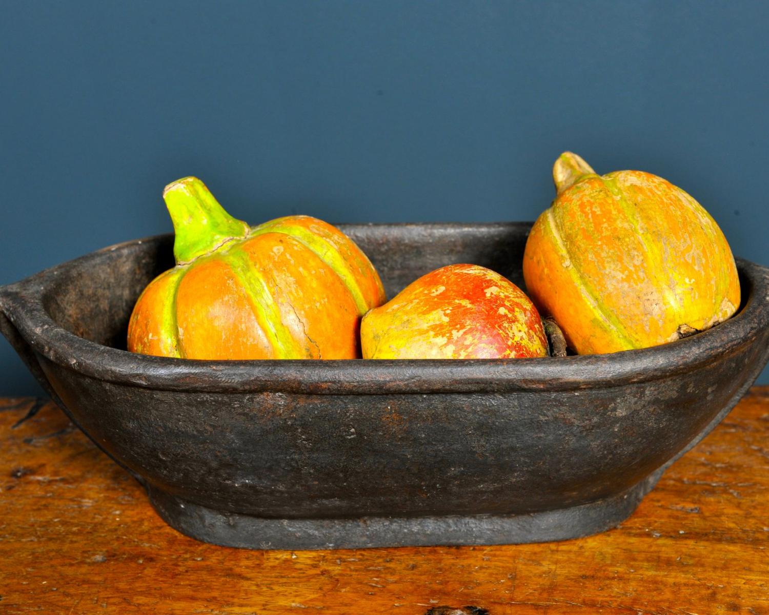 Cast iron bowl (1 of 4)