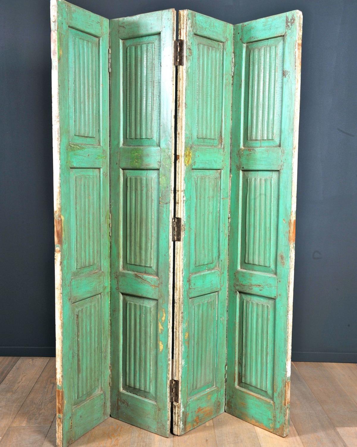 Green and white wooden screen (1 of 1)