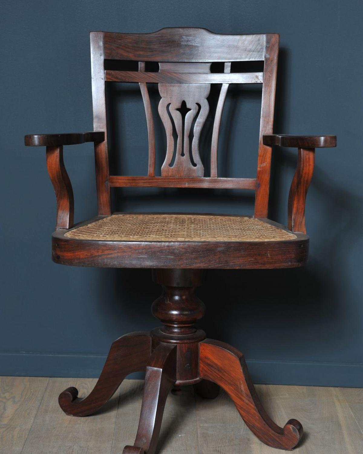 Rotating office canned chair (1 of 3)