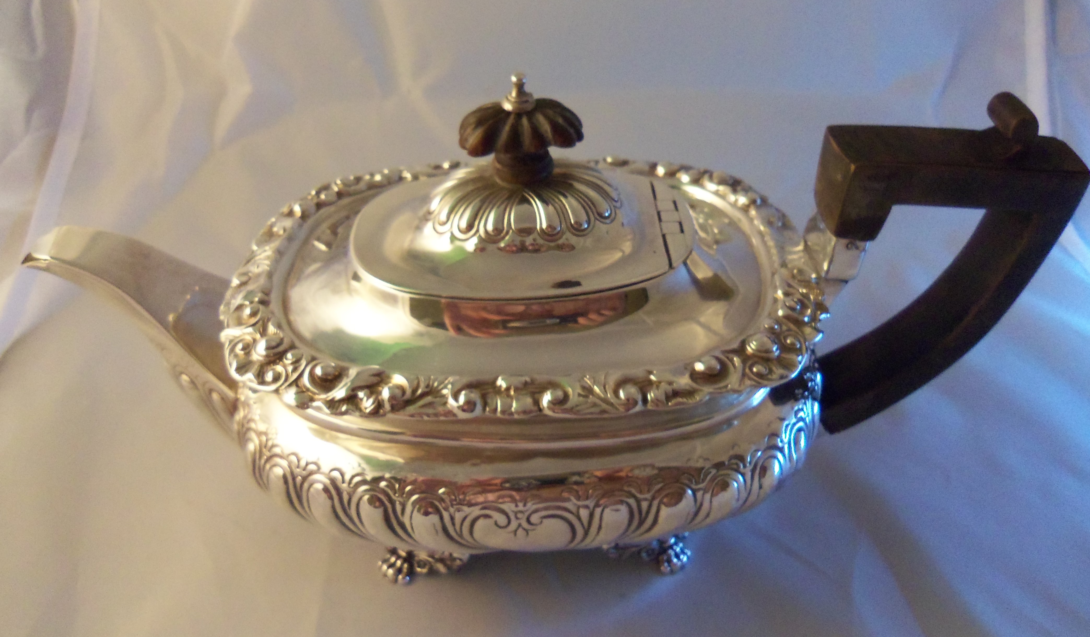 ENGLISH ANTIQUE GEORGIAN SILVER TEAPOT 1820 (1 of 1)