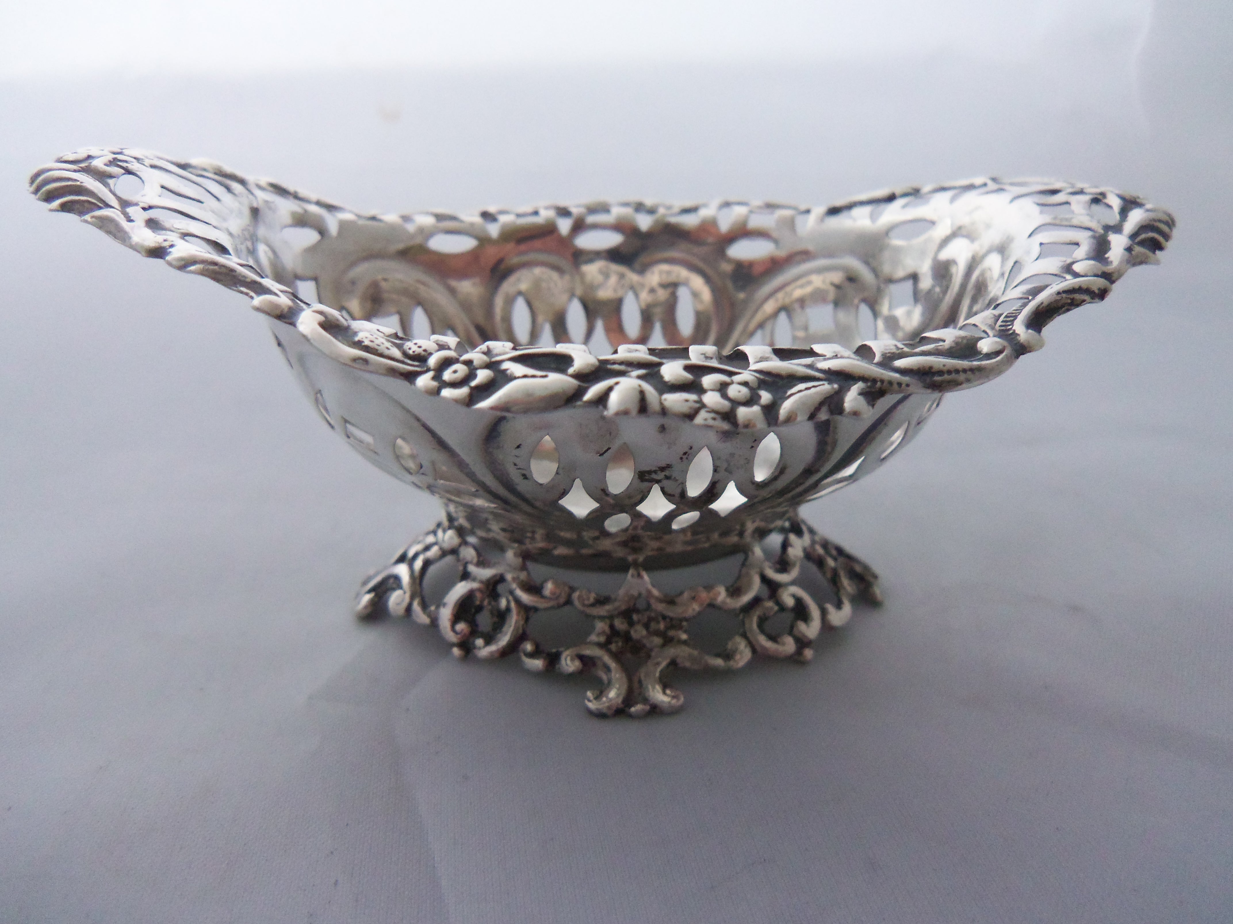 SCALLOPED VICTORIAN ANTIQUE SILVER PEDESTAL DISH 1893 (1 of 1)