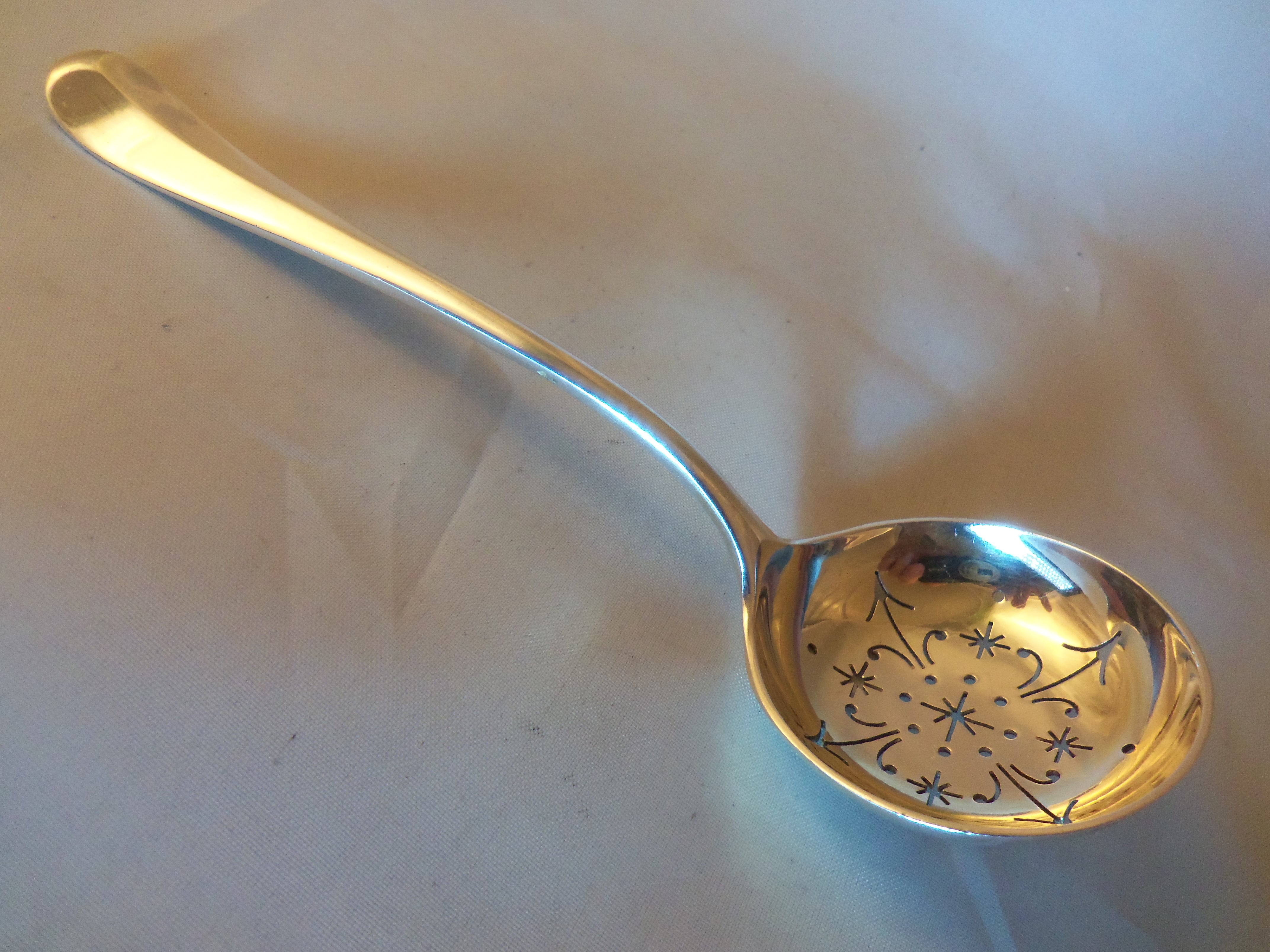 HALLMARKED EDWARDIAN SILVER SIFTER SPOON 1902 BY J & J MAXFIELD (1 of 1)