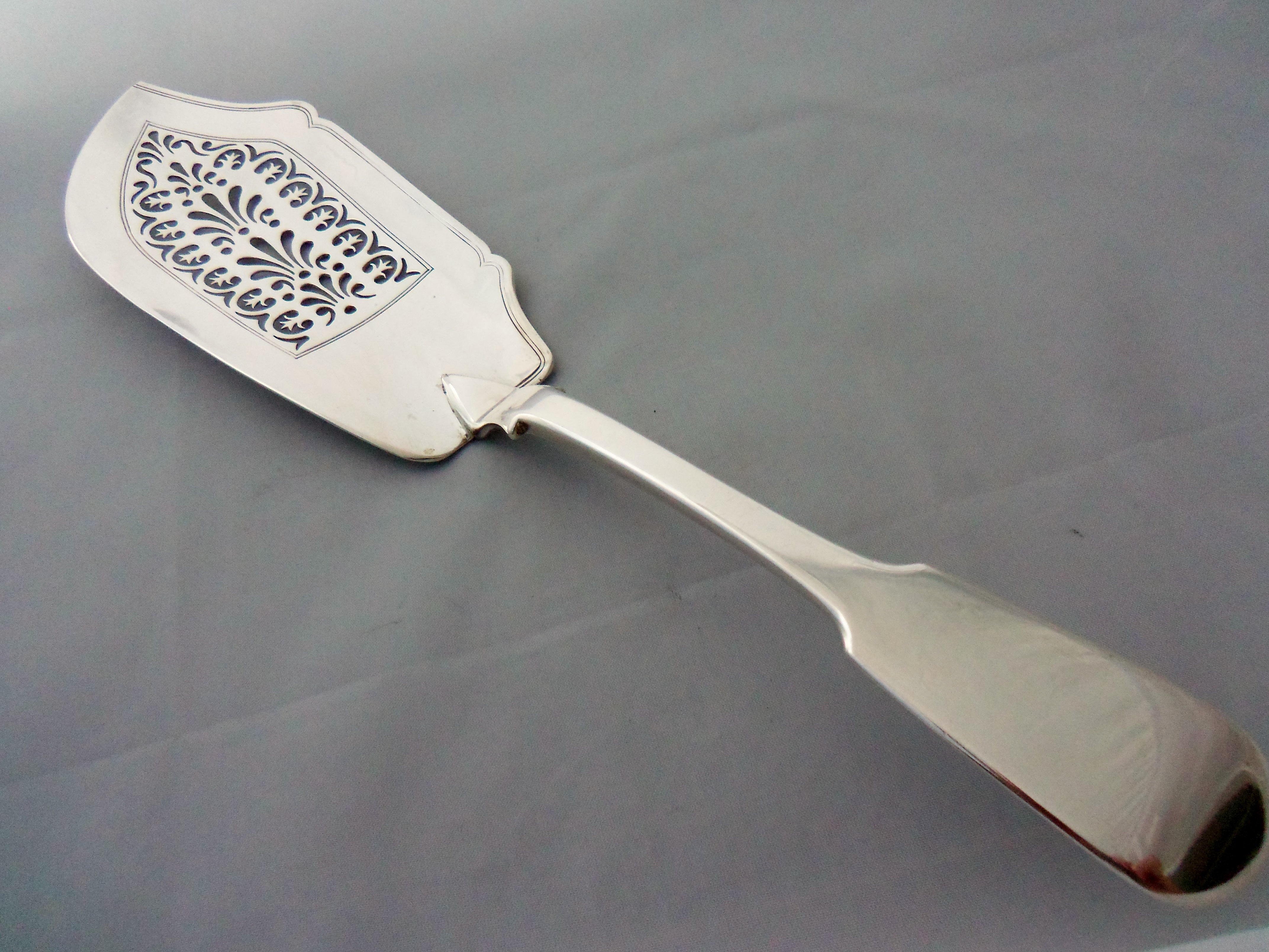 ENGLISH HALLMARKED  WILLIAM IV SILVER FISH SLICE 1832 (1 of 1)