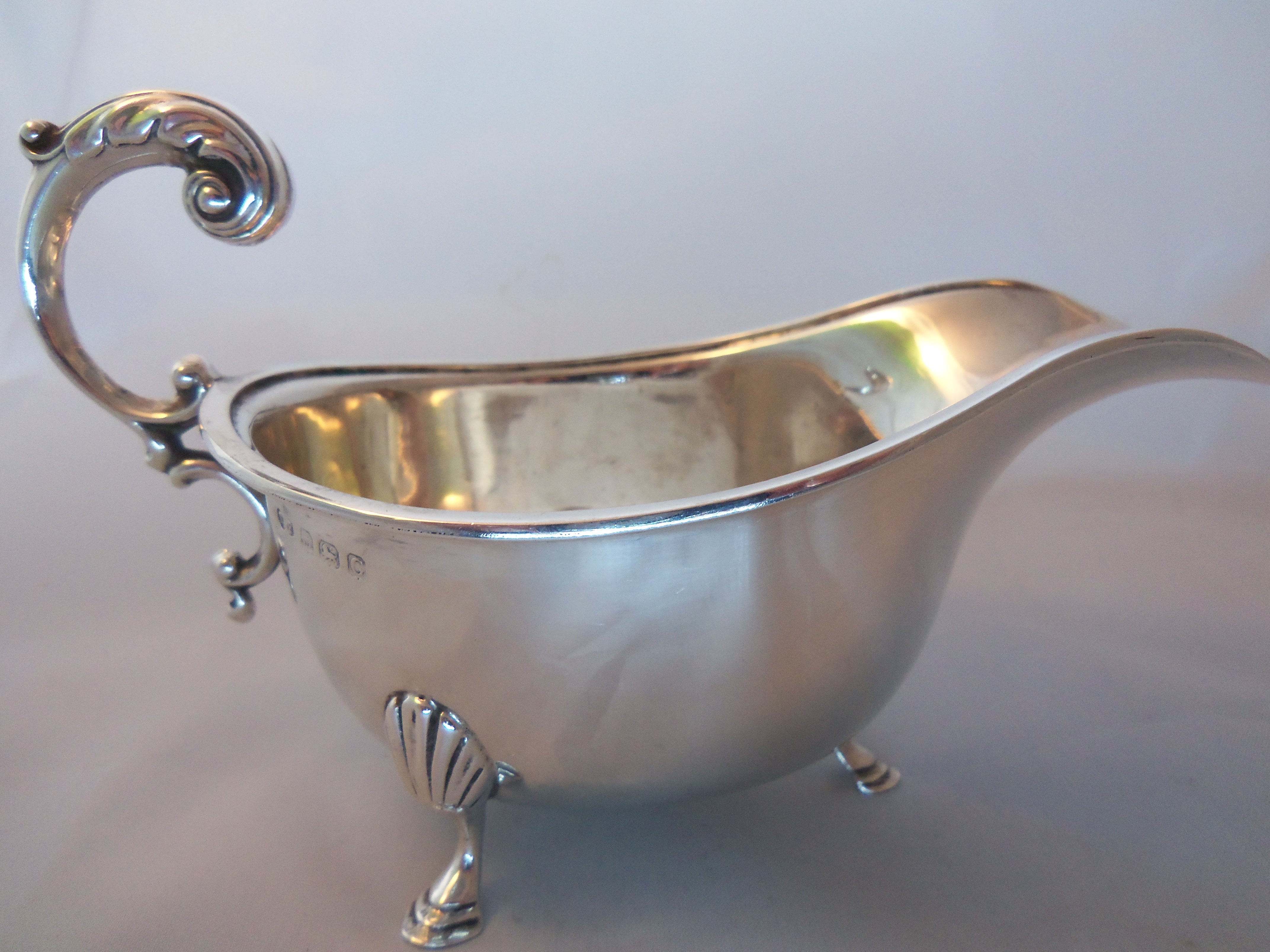 ENGLISH HALLMARKED  SILVER SAUCE/GRAVY BOAT 1931 (1 of 1)