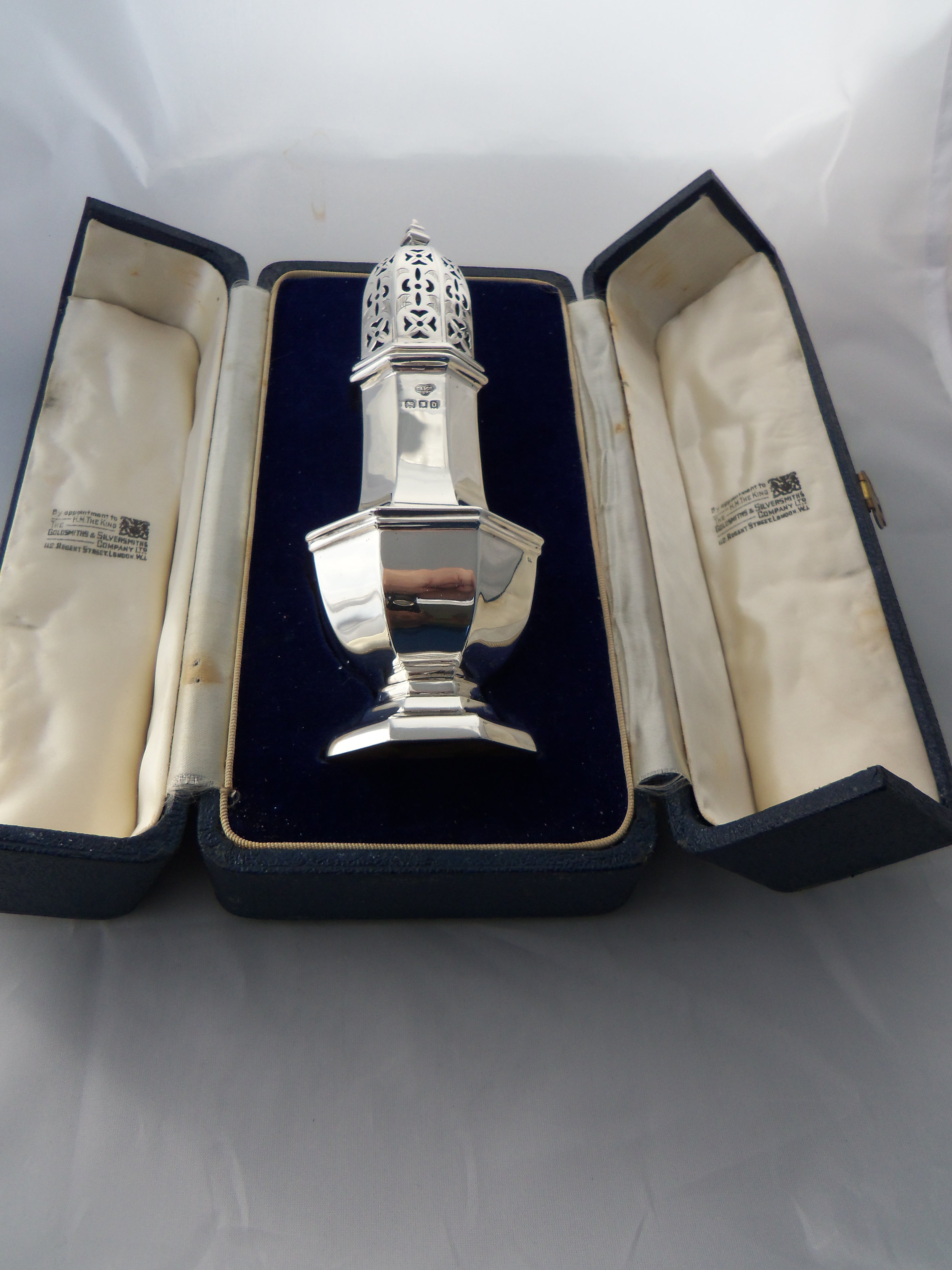 BOXED HALLMARKED SILVER SUGAR CASTER 1919 (1 of 1)