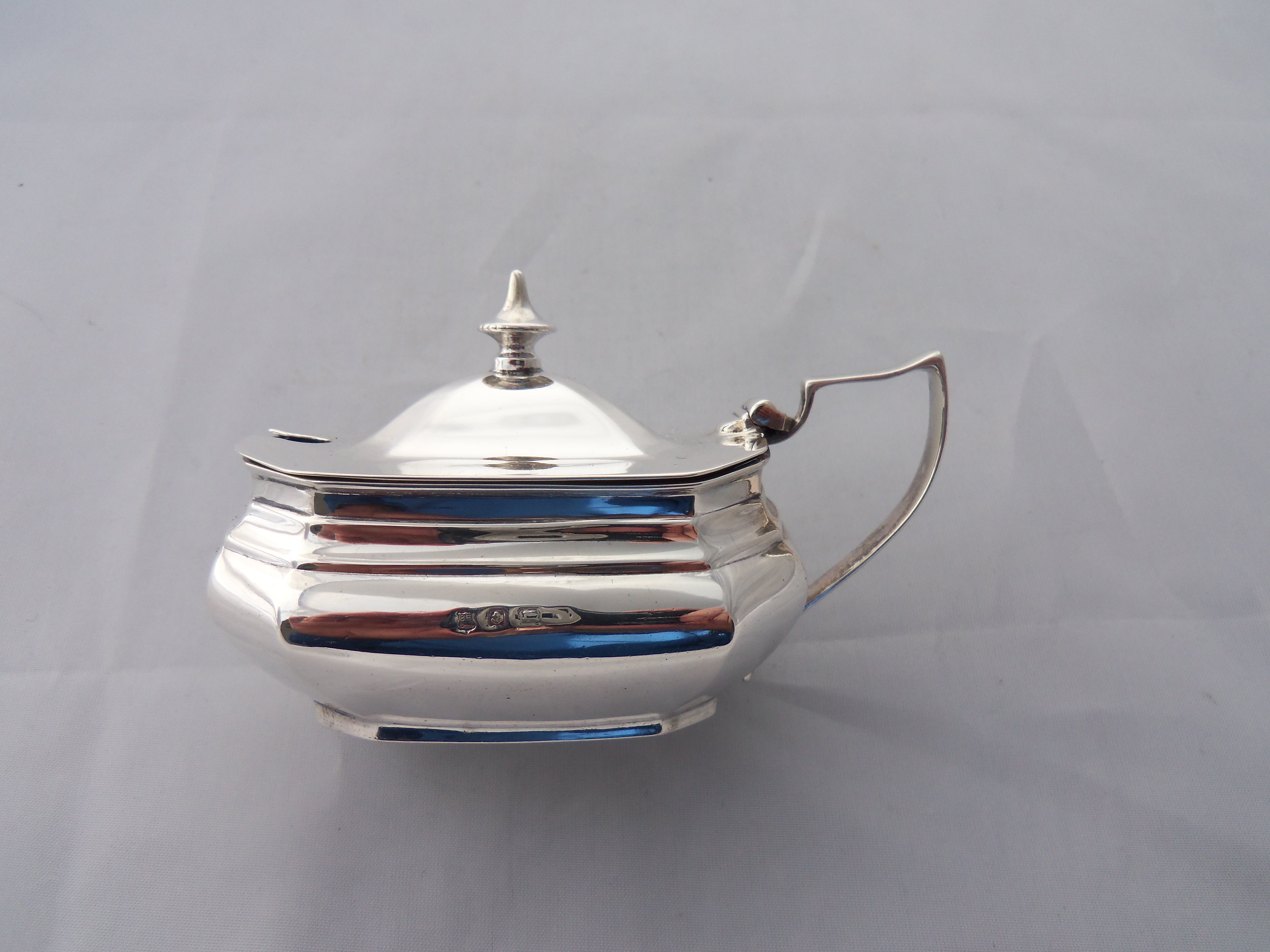 ENGLISH HALLMARKED SILVER MUSTARD POT 1932 (1 of 1)