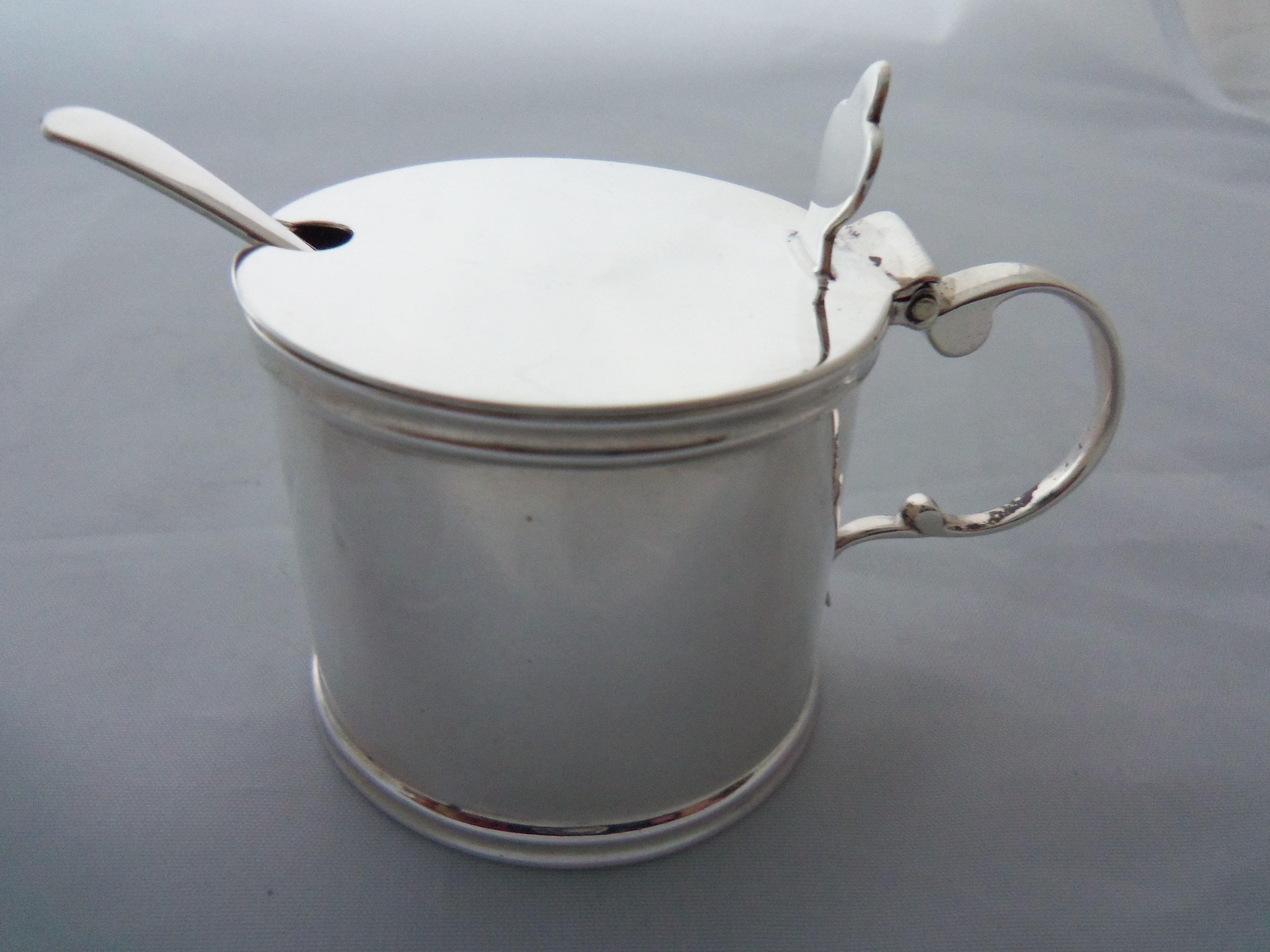 HALLMARKED SILVER DRUM MUSTARD POT AND SPOON (1 of 1)