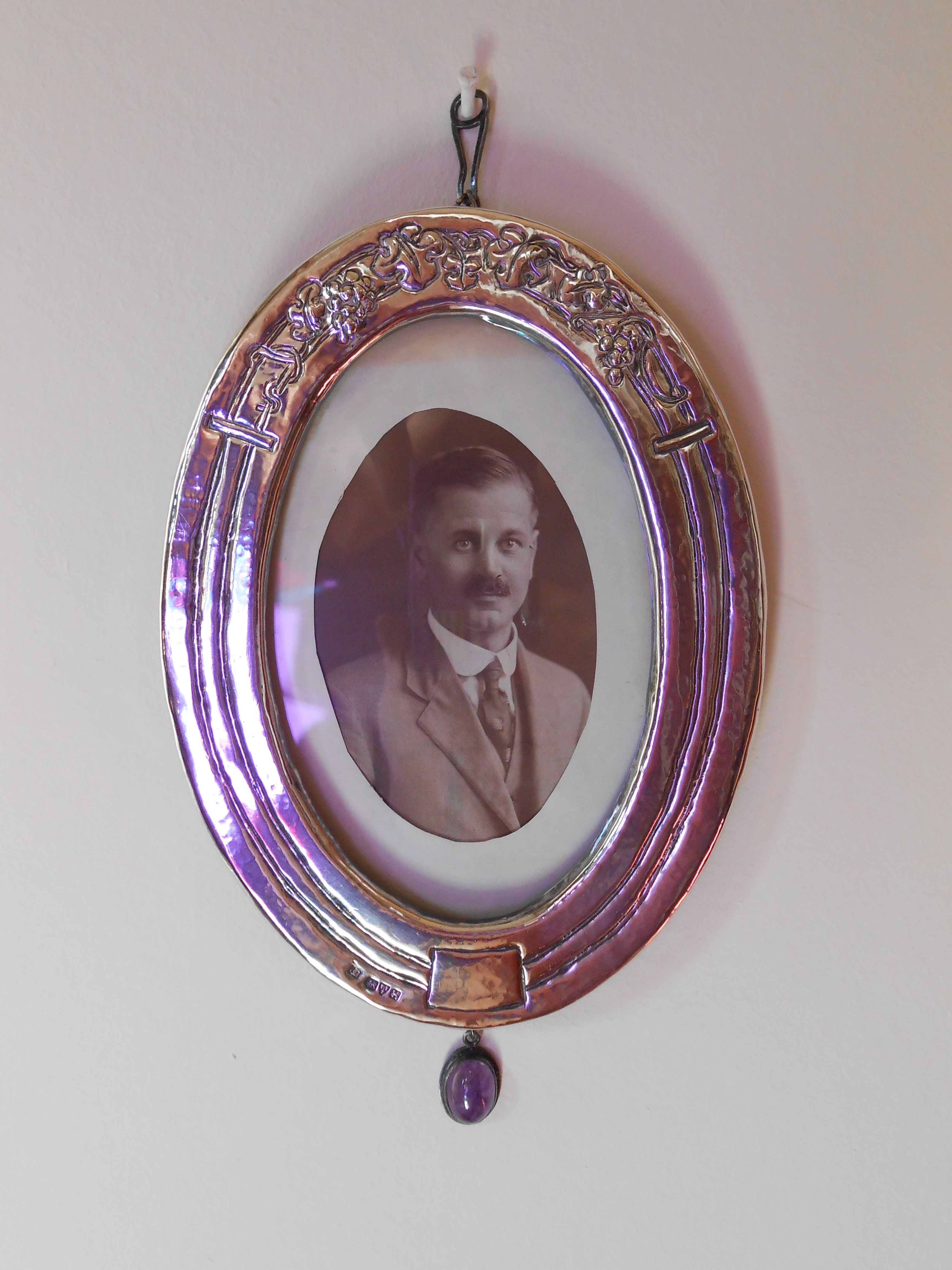 Silver Hanging Picture Frame 1923 (1 of 1)