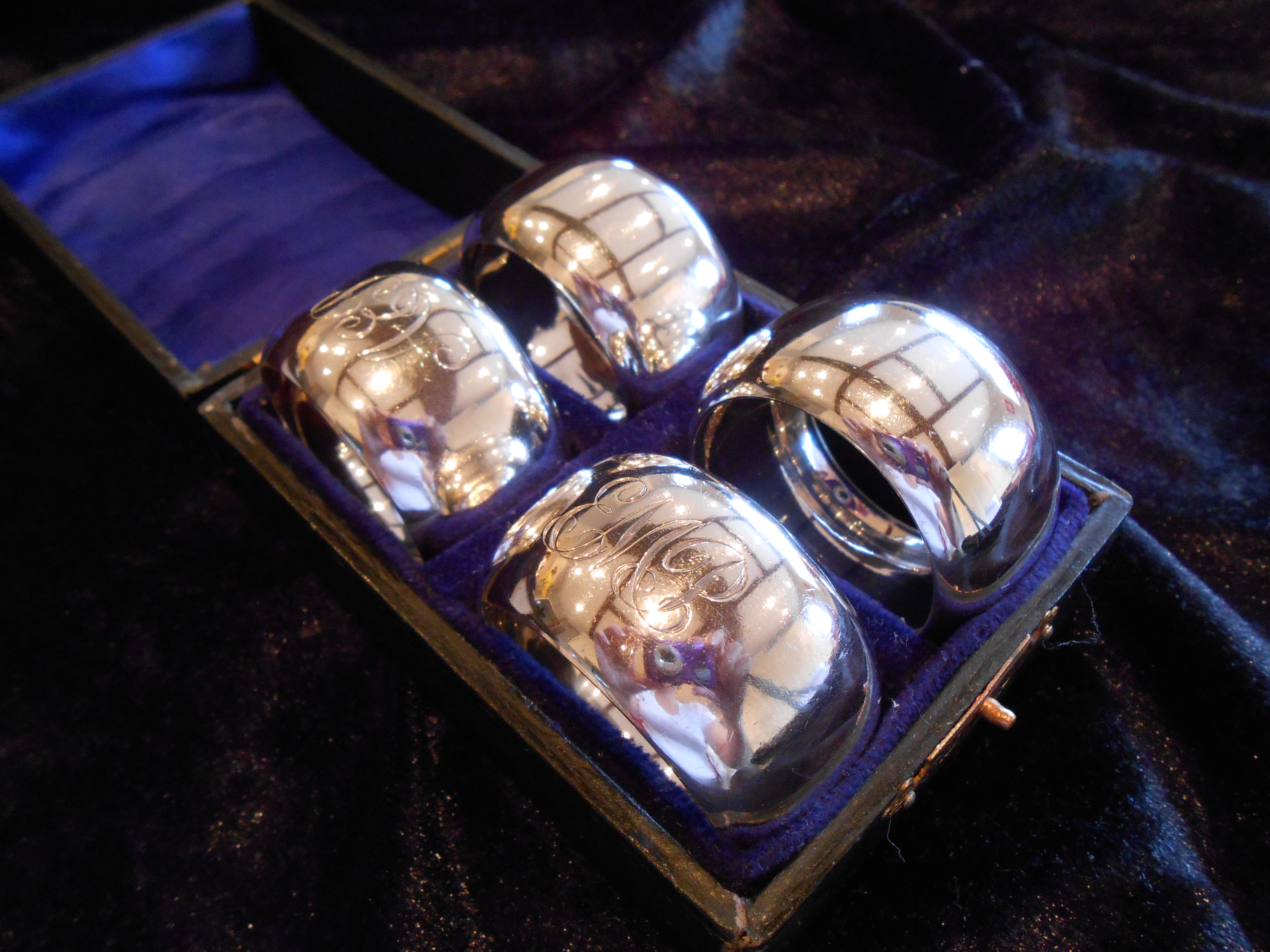 Boxed Antique Set of Four Solid Silver Napkin Rings 1915 (1 of 1)