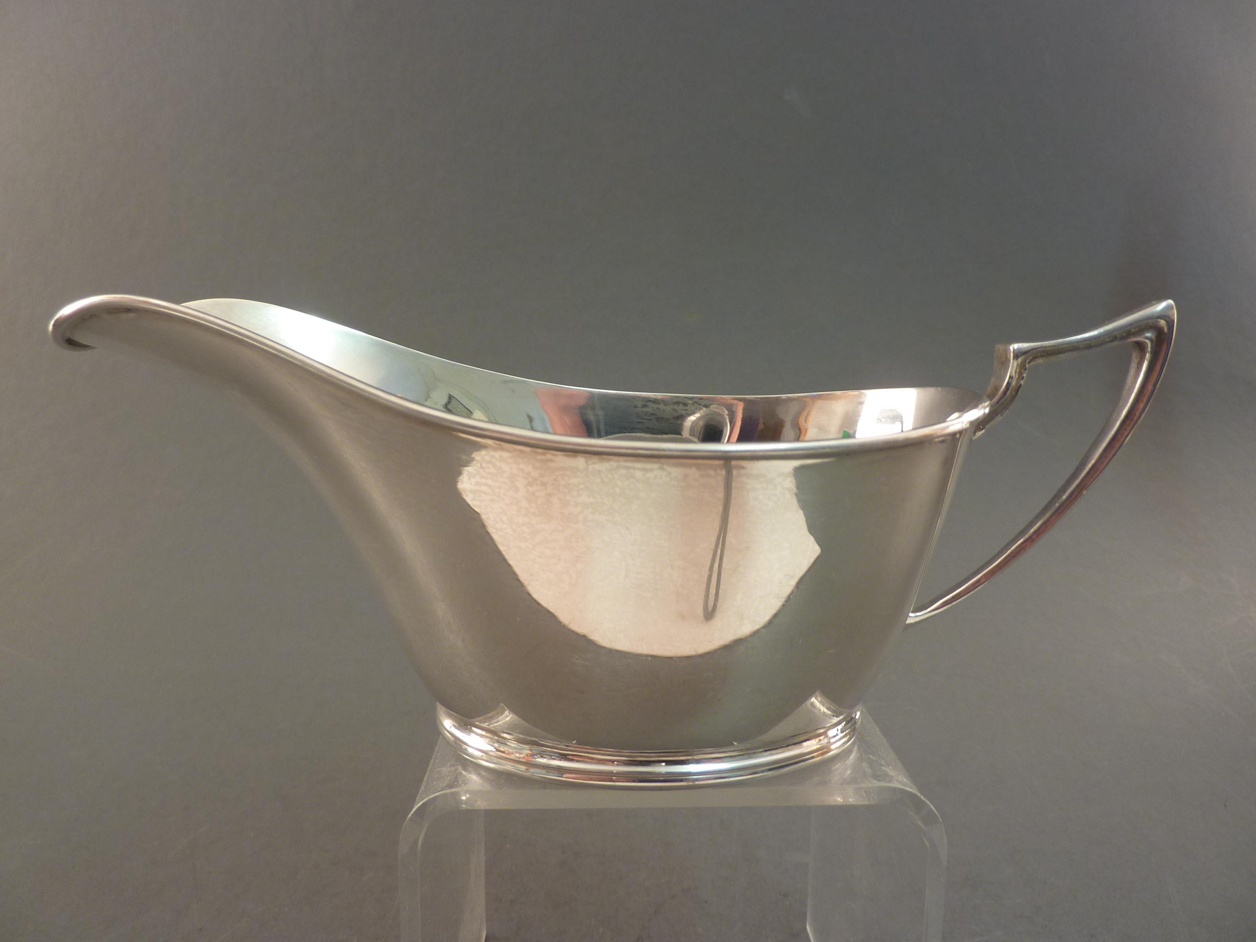 Walker & Hall Silver Sauce / Gravy Boat 1935 (1 of 1)