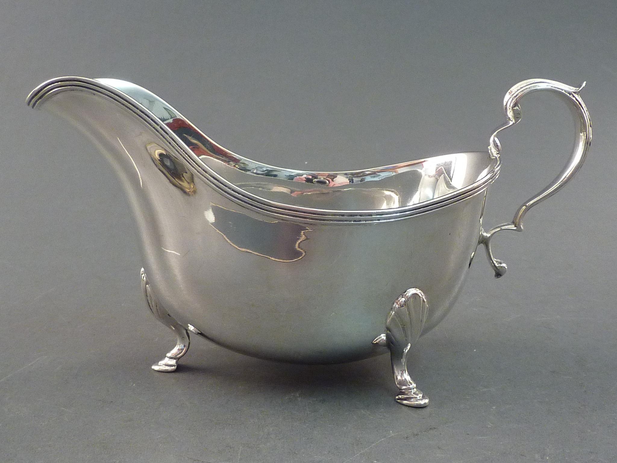 Garrard and Co. Solid Silver Sauce Boat / Gravy Boat (1 of 1)