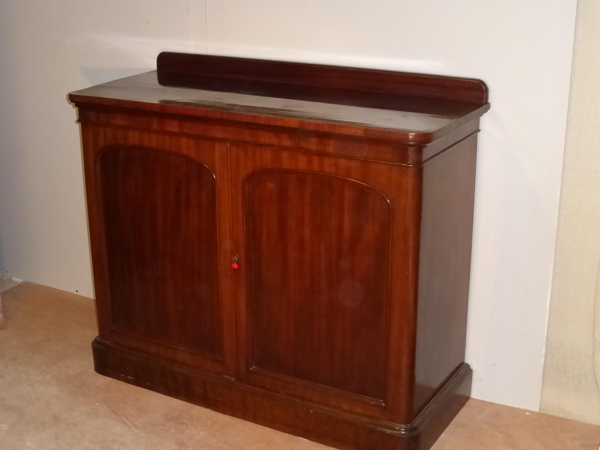 Quality Victorian rounded Corner Mahogany Cupboard (1 of 1)