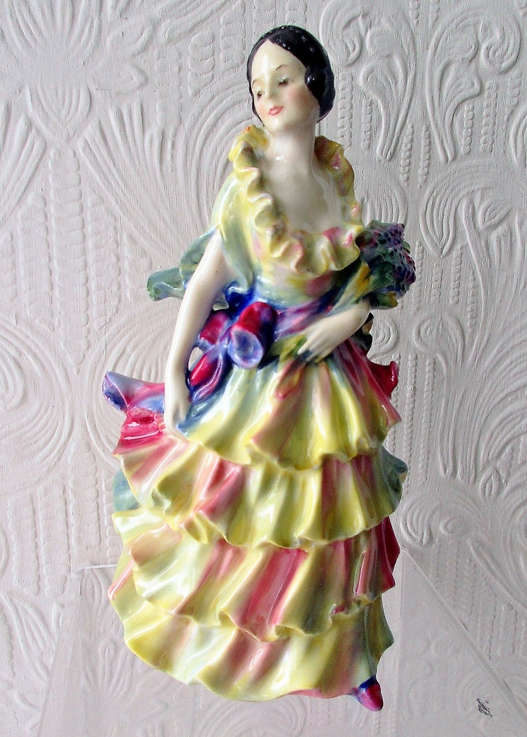 Vintage Royal Doulton English Porcelain Figurine ~ "Pamela" ~ Hn 1469 (1 of 5)