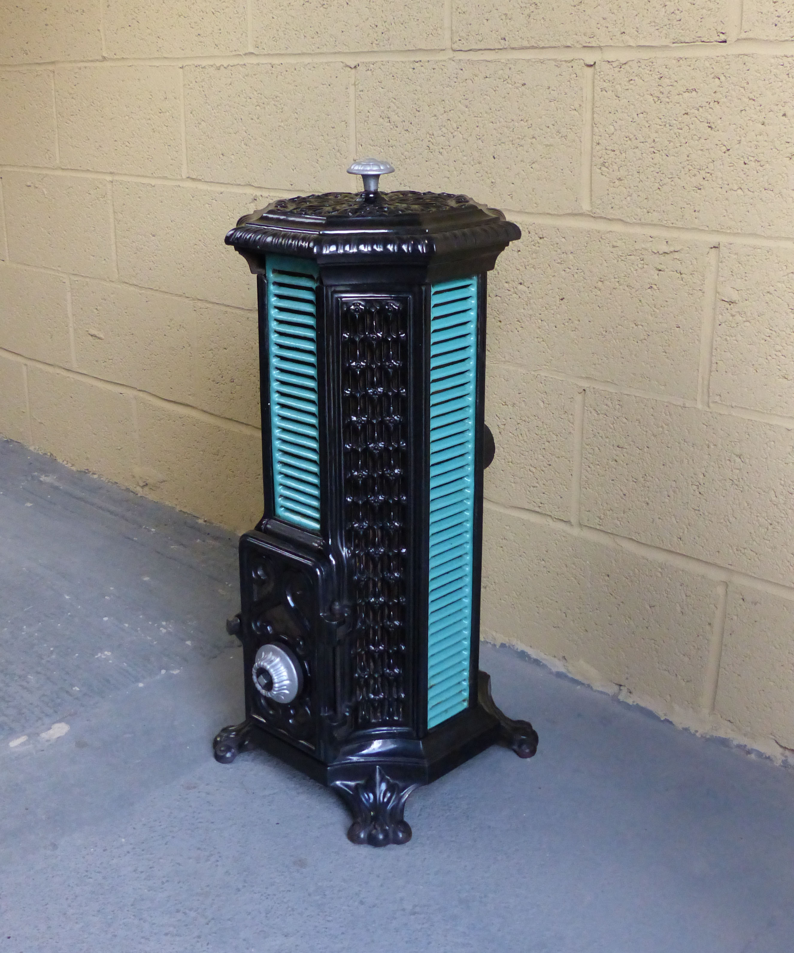 French Cast Iron Stove/Heater c.1910 (1 of 1) French Cast Iron Stove/Heater c.1910 (1 of 1)