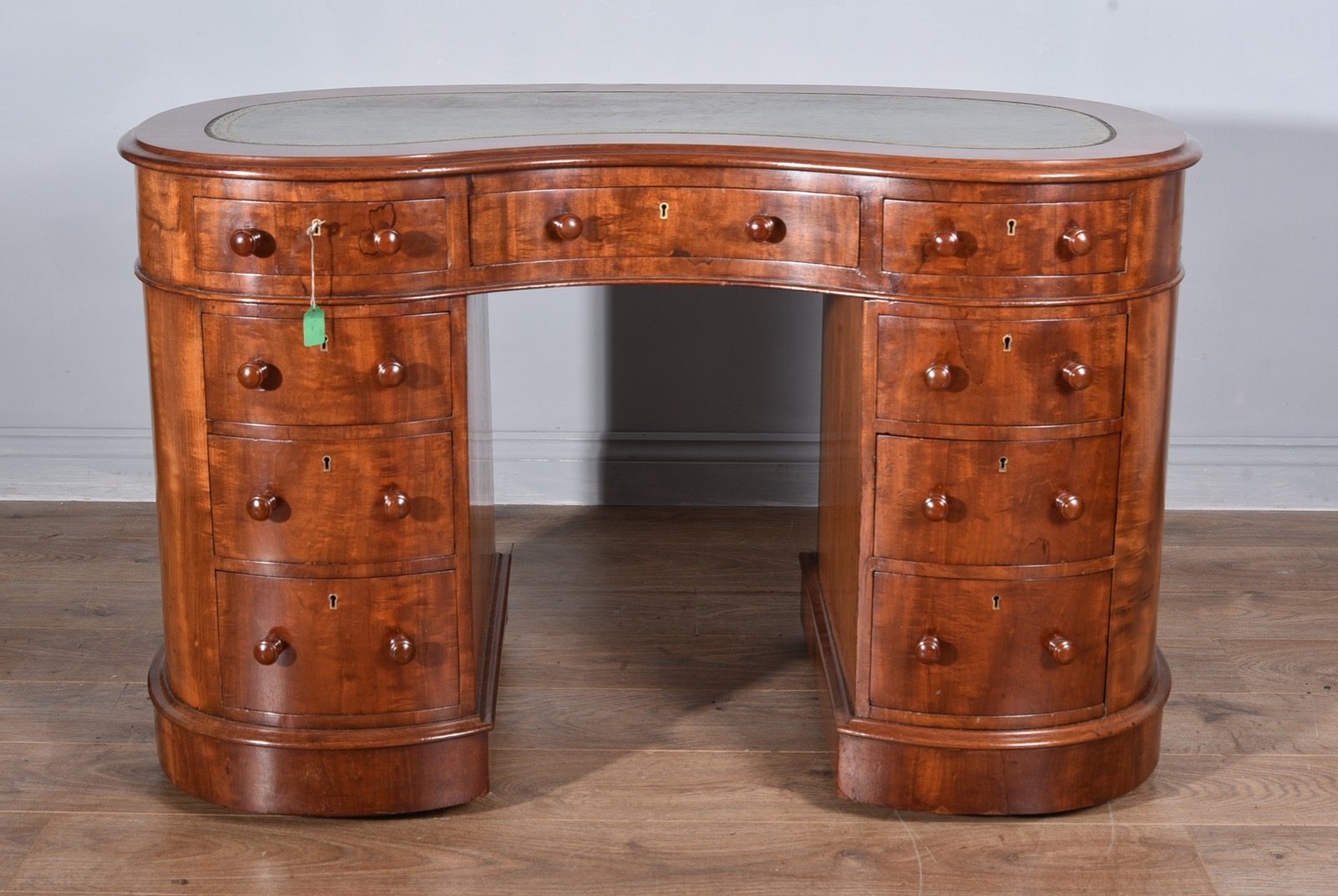 Antique Victorian Mahogany Kidney Shaped Pedestal Desk (1 of 1) Antique Victorian Mahogany Kidney Shaped Pedestal Desk (1 of 1)