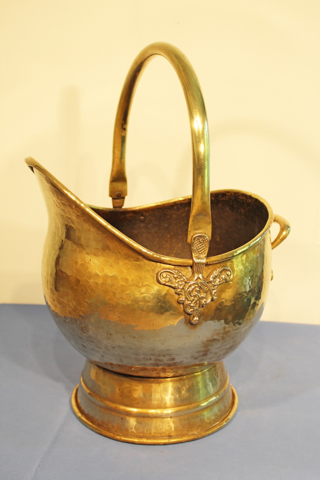 Antique Brass Coal Scuttle (1 of 1) Antique Brass Coal Scuttle (1 of 1)