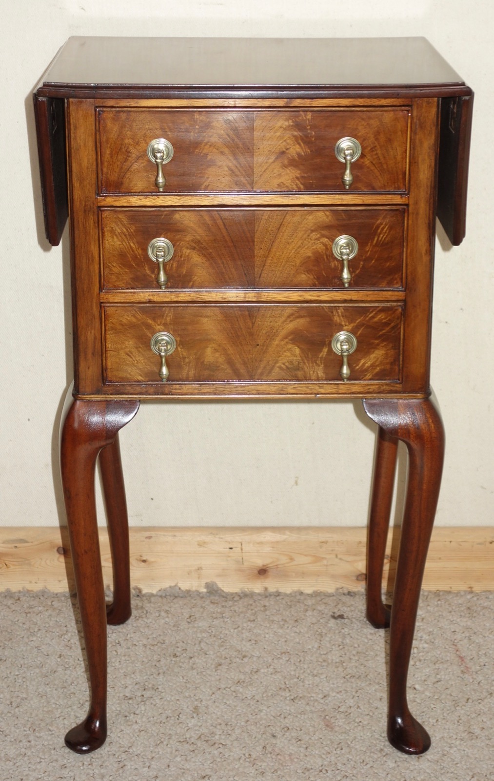 Walnut Bedside Table with Flaps C.1930 (1 of 8) Walnut Bedside Table with Flaps C.1930 (1 of 8)