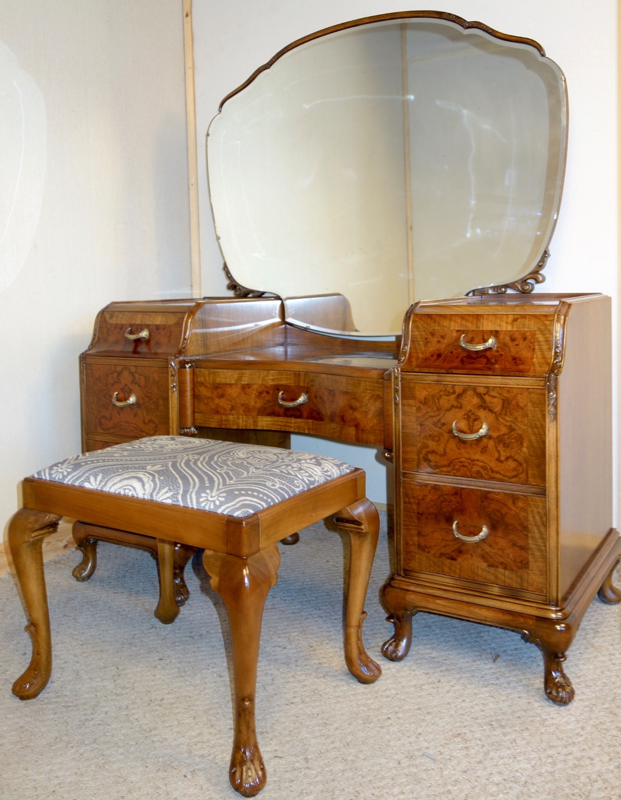 Walnut Dressing Table & Stool c.1930 (1 of 1) Walnut Dressing Table & Stool c.1930 (1 of 1)