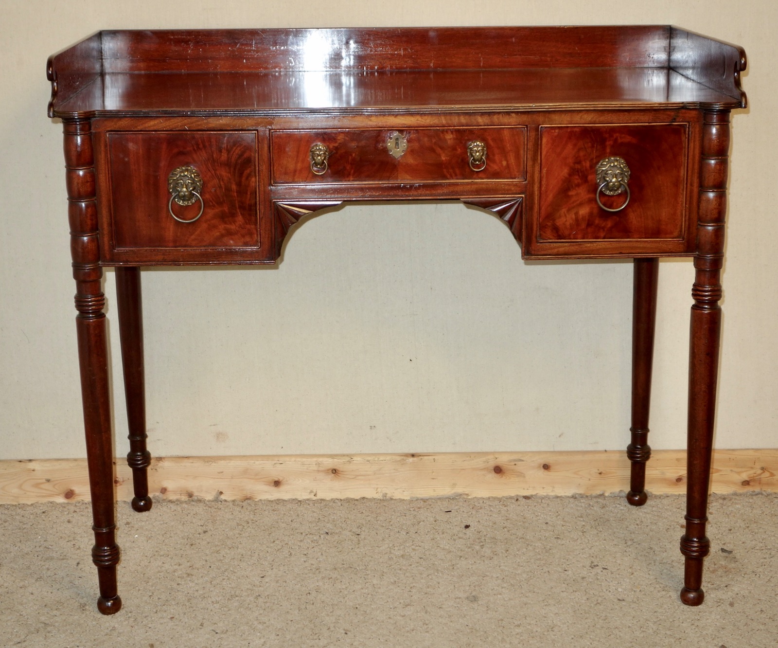 Georgian Mahogany Washstand c.1820 (1 of 1) Georgian Mahogany Washstand c.1820 (1 of 1)
