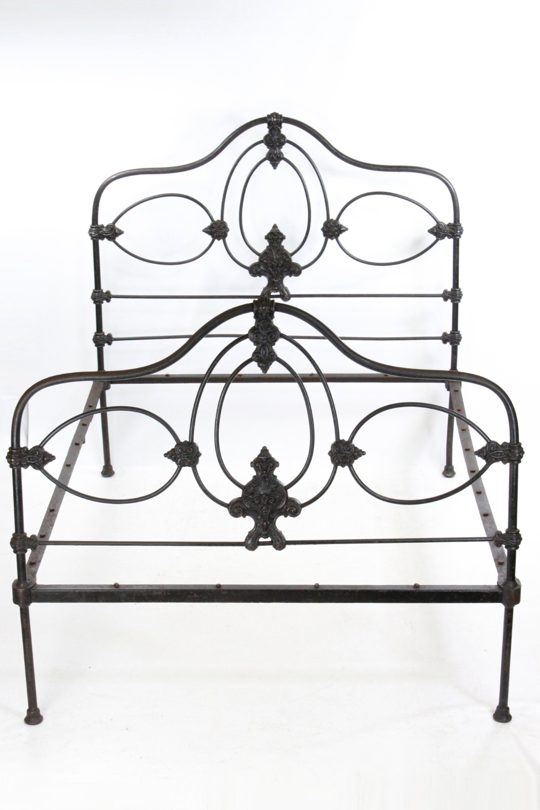 Antique Victorian Cast Iron Double Bed (1 of 1) Antique Victorian Cast Iron Double Bed (1 of 1)