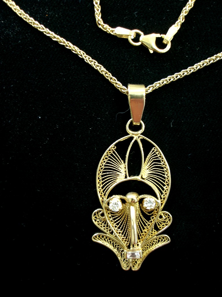 Diamond & 18ct Gold Pendant (1 of 1)