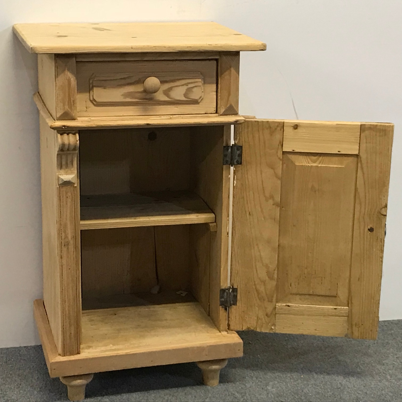 Small Old Pine Bedside Cupboard c.1920 (1 of 1) Small Old Pine Bedside Cupboard c.1920 (1 of 1)