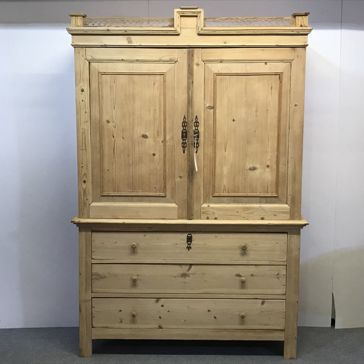 Large Old Dutch Pine Linen Press c.1900 (1 of 1) Large Old Dutch Pine Linen Press c.1900 (1 of 1)