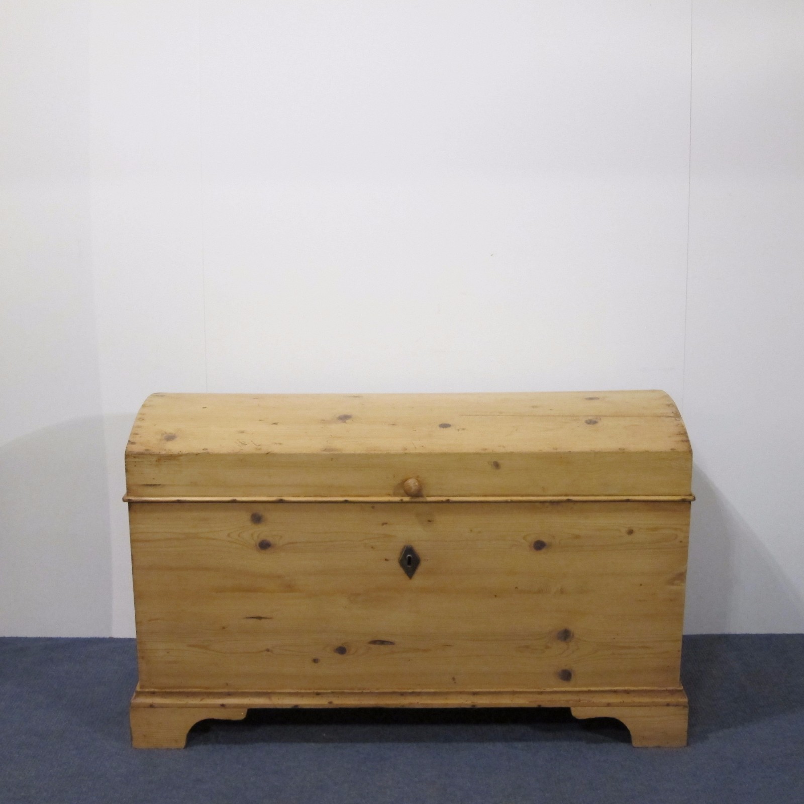 Very Large Old Pine Dome Top Blanket Chest (1 of 1) Very Large Old Pine Dome Top Blanket Chest (1 of 1)