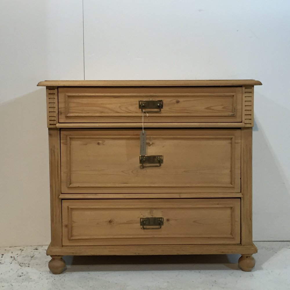 Small Old Pine Chest of Drawers c.1920 (1 of 1) Small Old Pine Chest of Drawers c.1920 (1 of 1)