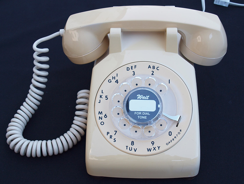 Beige Canadian 500 Series Telephone 1949 (1 of 3)