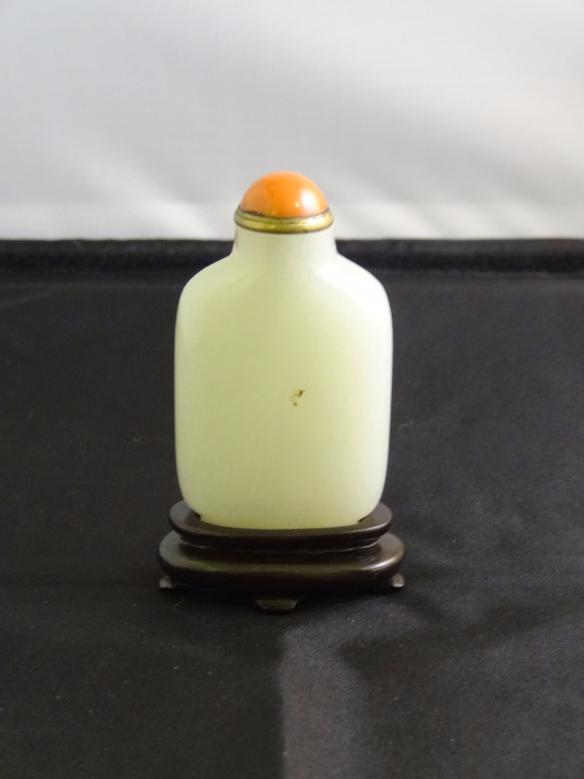 Chinese Jadeite Snuff Bottle, Shallow Flattened Aspect c.1800 (1 of 1) Chinese Jadeite Snuff Bottle, Shallow Flattened Aspect c.1800 (1 of 1)