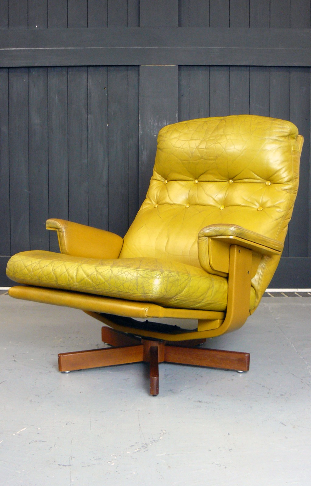 Good Vintage 1970s Leather Swivel Armchair (1 of 1) Good Vintage 1970s Leather Swivel Armchair (1 of 1)