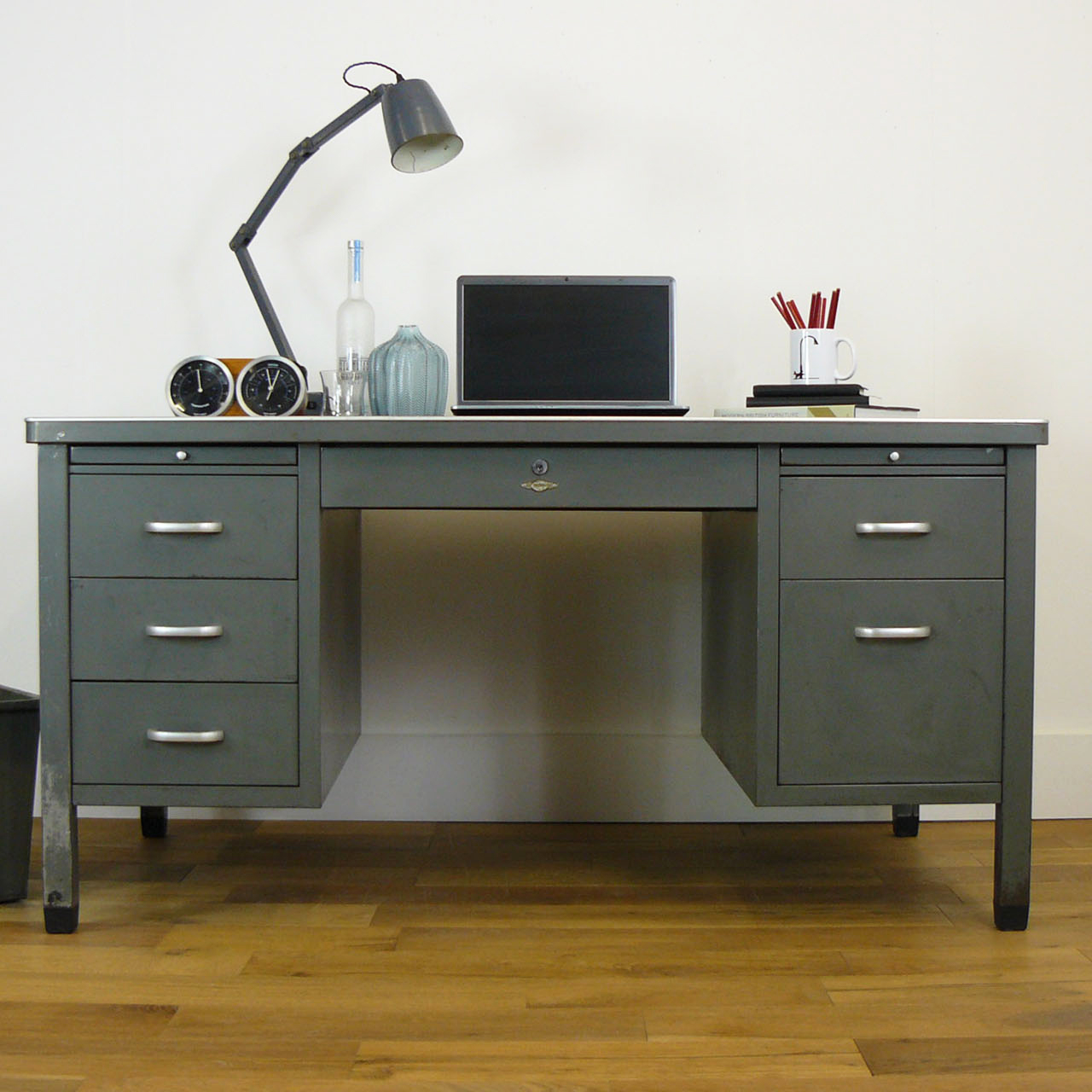 Vintage 1940s Art Metal of London Twin Pedestal Desk Wonderful Condition (1 of 1) Vintage 1940s Art Metal of London Twin Pedestal Desk Wonderful Condition (1 of 1)