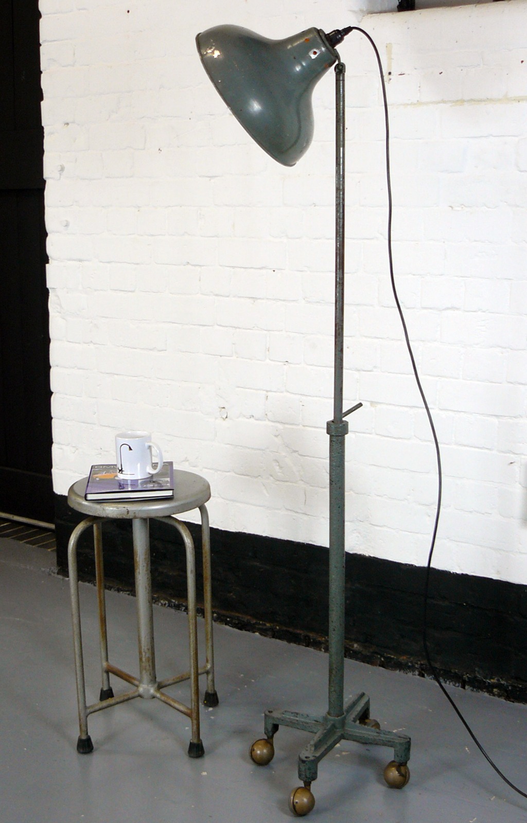 Vintage Industrial Factory Wheeled Floor Lamp – Super Look (1 of 1) Vintage Industrial Factory Wheeled Floor Lamp – Super Look (1 of 1)