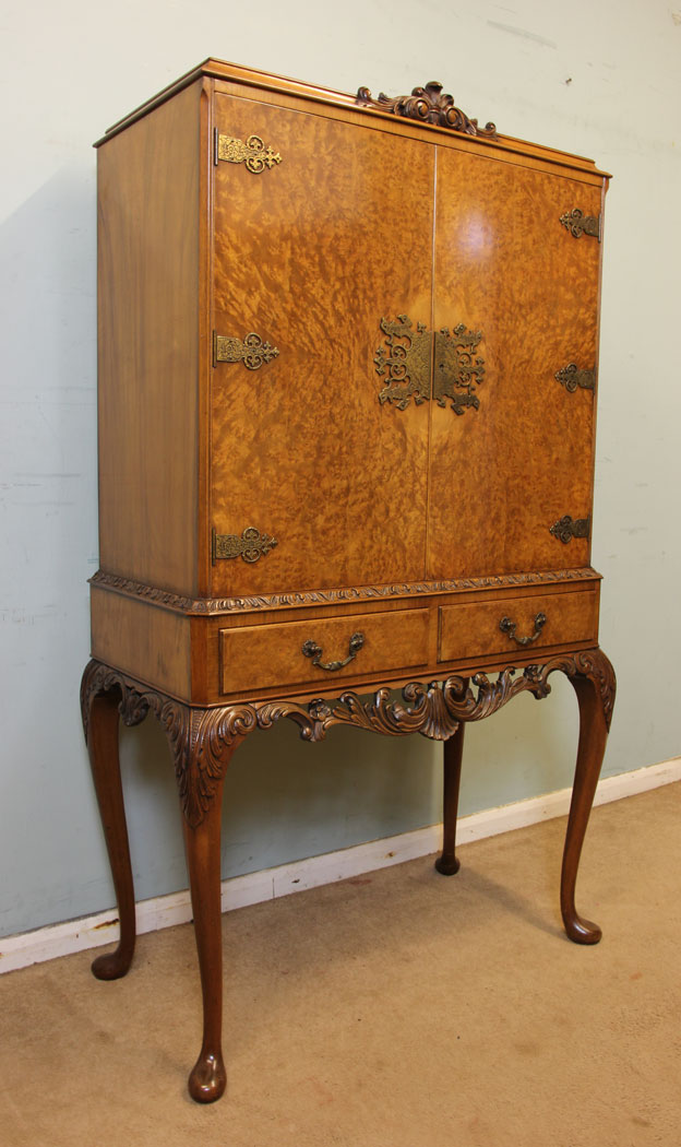 Burr Walnut Queen Anne Style Cocktail Drinks Cabinet (1 of 1) Burr Walnut Queen Anne Style Cocktail Drinks Cabinet (1 of 1)