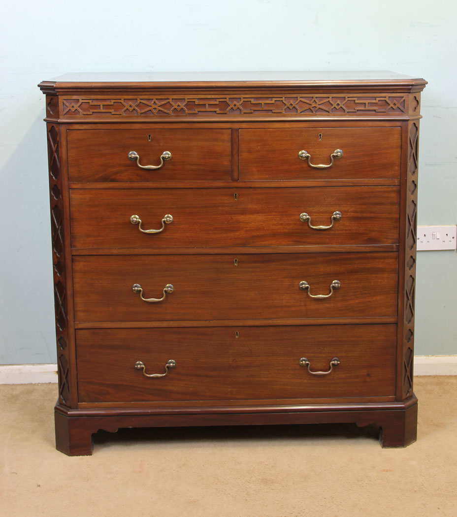 Antique Chippendale Style Mahogany Chest of Drawers (1 of 9) Antique Chippendale Style Mahogany Chest of Drawers (1 of 9)