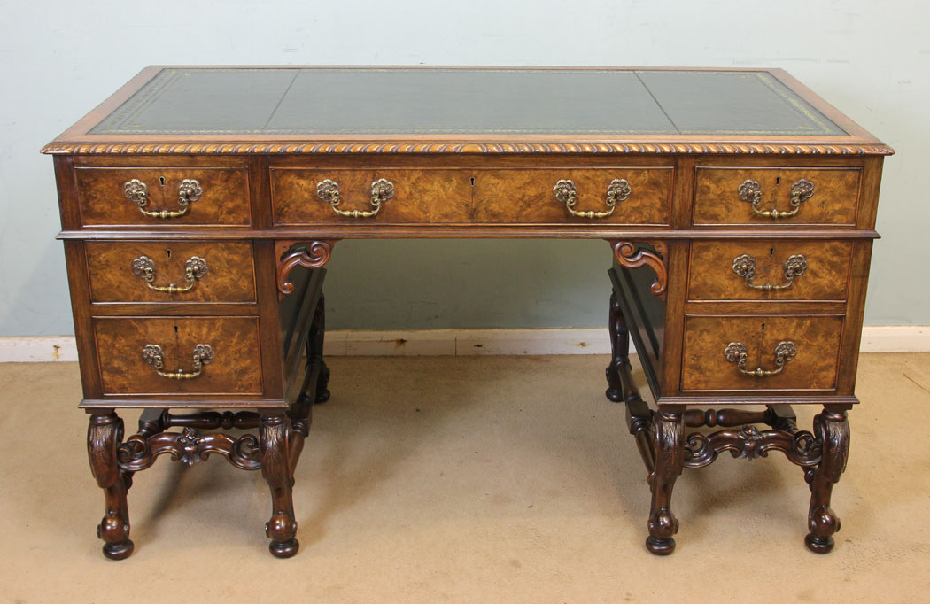 Walnut Knee Hole Leather Top Writing Desk C.1920 (1 of 1) Walnut Knee Hole Leather Top Writing Desk C.1920 (1 of 1)