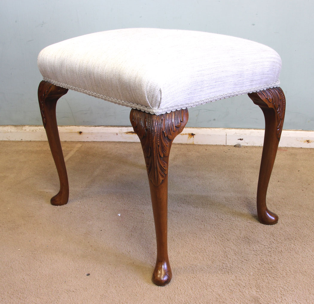 Queen Anne Style Walnut Dressing Table Stool c.1920 (1 of 6) Queen Anne Style Walnut Dressing Table Stool c.1920 (1 of 6)